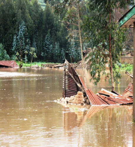 Mu myaka yashize mu karere ka Nyabihu habaga ingaruka zitandukanye zitewe n'ibiza harimo isenyuka ry'amazu n'ibindi.
