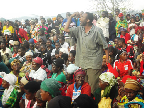 Mu nama abaturage bavuze ko imbuto yibwe ishobora kuba ari nyinshi kuko hari benshi batayibonye.