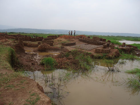 Mu nsi y'amazu aho babumbira amatafari, ariyo abateza amazi.