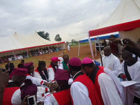 Musenyeri Emmanuel Ntazinda arambikwaho ibiganza mu muhango wo kumwimika