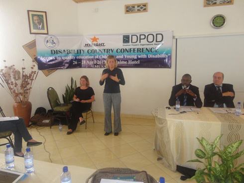 Mu nama bamwe baba bari gusemurira abatumva.