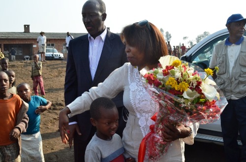 Mu nkambi ya Nkamira abana bamuhaye ikaze bamwishimiye.