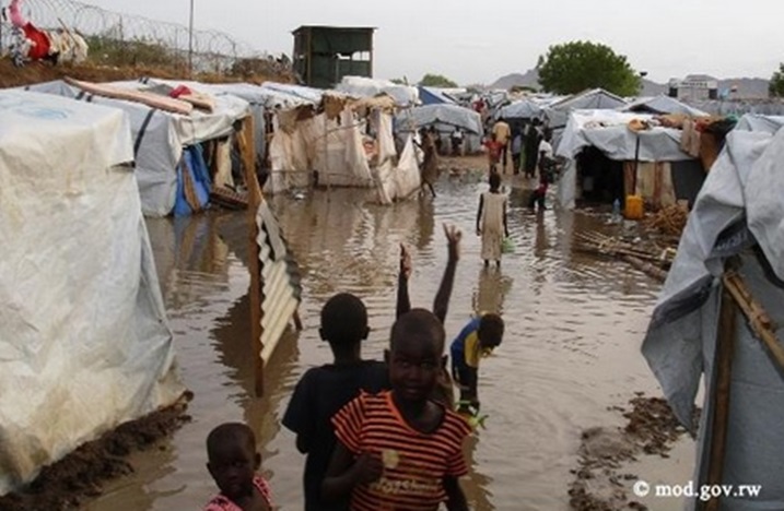 Mu nkmabi y'impunzi huzuye amazi Juba.