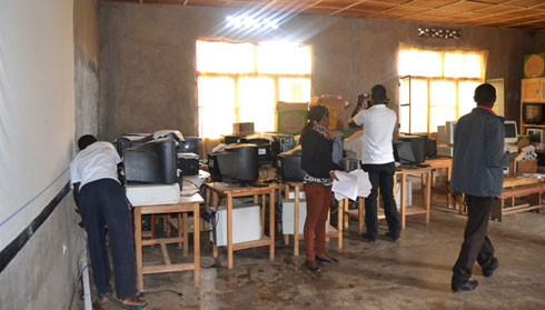 Mudasobwa nazo zigijwe ku ruhande ahatava. Izari ziri ahasakambutse ngo zaranyagiwe zirangirika.