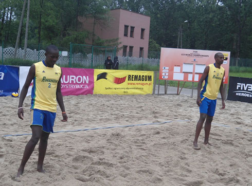 Mugabo Thierry na mugenzi we Ntagengwa Olivier mu myitozo muri Pologne.