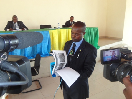 Muganamfura Sylvestre, uyobora umurenge wa Busasamana wabimburiye abandi mu kwesa imihigo y