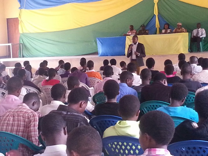 Mugisha Philbert, umuyobozi w'akarere ka Nyamagabe aganira n'intore.