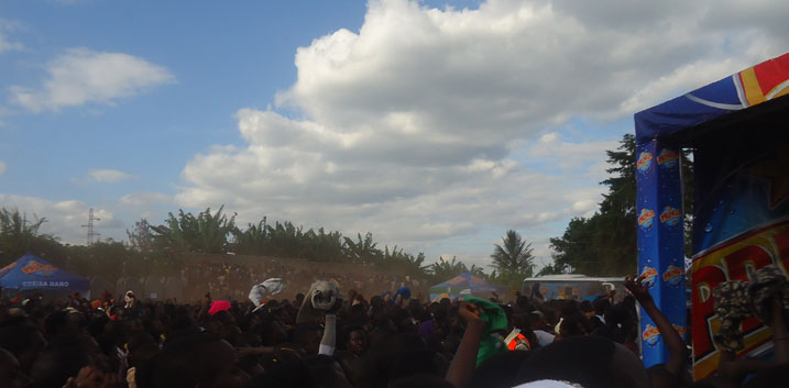 Mu gufana umuhanzi bamwe bikuraga imipira bakayizunguza hejuru ari nako basimbuka ivumbi rigatumuka.