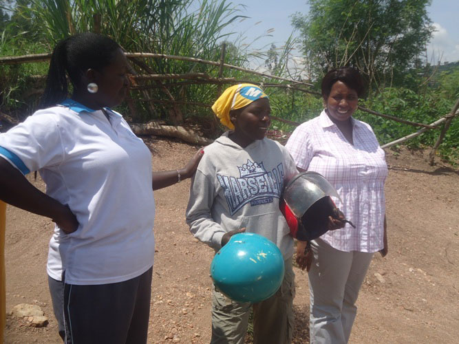 Muhawenimana agira abandi bakobwa kureka ingeso mbi bagatekereza icyo gukora badategereje impano.