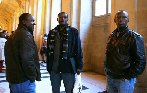 Abaregwa Claude Muhayimana (ibumoso)na Innocent Musabyimana (iburyo) ubwo bari mu ngoro y