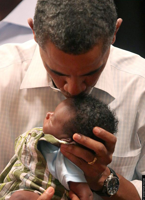 Uyu mwana utazi ibyo ari byo yakorewe ibyo benshi bafite mu nzozi. Photo/suomenkuvalehti.