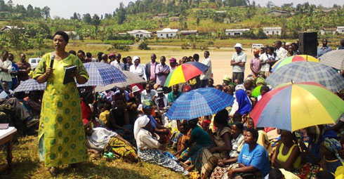 Umuyobozi wungirije ushinzwe imibereho myiza mu karere ka Karongi, Mukabalisa Simbi Dative, mu nama n