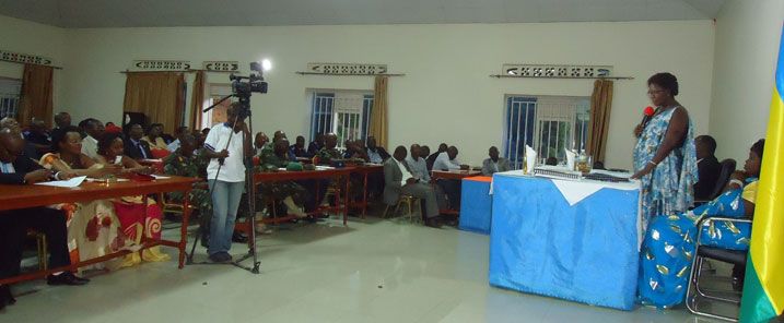 Minisitiri Mukabaramba yijeje umuyobozi mushya n'abandi bayobozi mu ntara ko bose bazafatanya mu guteza imbere intara n'igihugu muri rusange.