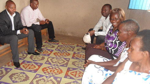 Dr Mukabaramba n'abandi bayobozi bari bamuherekeje baganira na bamwe mu bapfakazi b'incike bo muri Gisagara.