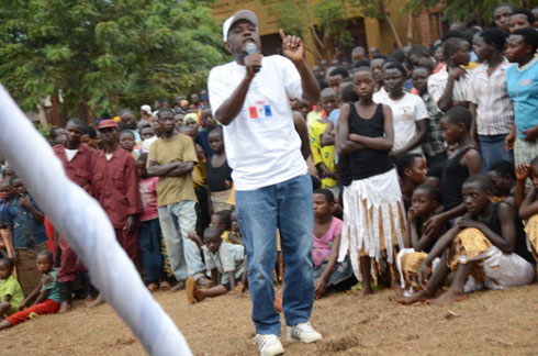 Mukama Abasi wo mu ishyaka rya PDI arasaba abaturage kuzaha FPR amajwi.