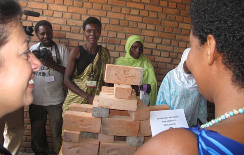 Mukamabano yerekana amatafari koperative ye ibumba.