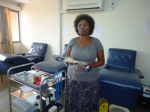 Mukamazimpaka asobanura uko gutanga amaraso bikorwa.