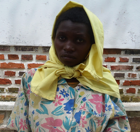 Mukambabazi yihekuye atinya umugabo we ufunze. (Foto:L. Nshimiyimana)