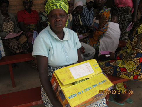 Mukamurigo atwaye umwana yari yataye mu musarane mu ikarito