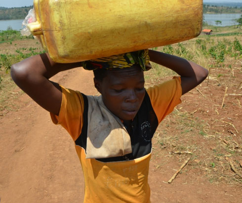 Mukamusonera Leoncie avuye kuvoma mu kiyaga cya Cyohoha nyuma yo gufungirwa ivomo.