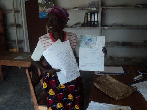 Mukamusoni yerekana impapuro yasezeraniyeho n