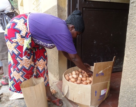 Mukanama ari kubara amagi agiye kugurisha. (Foto L. Nshimiyimana)