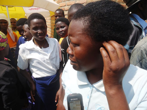 Mukankubana atangiye kurira kubera amafaranga ye 6000 bamuriye muri “kazungunarara”. (Foto:L. Nshimiyimana)