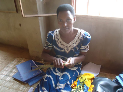 Mukantabana Jaqueline mu gikorwa cyo kuboha agaseke akesha byinshi.