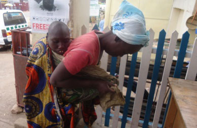 Mukanyandwi ngo akura umwana we mu mugongo iyo ageze mu rugo.