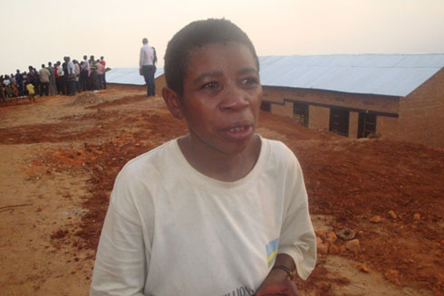 Mukarukundo yishimira ko yakuwe mu buzima bubi akaba agiye guhabwa inzu yo kubamo.