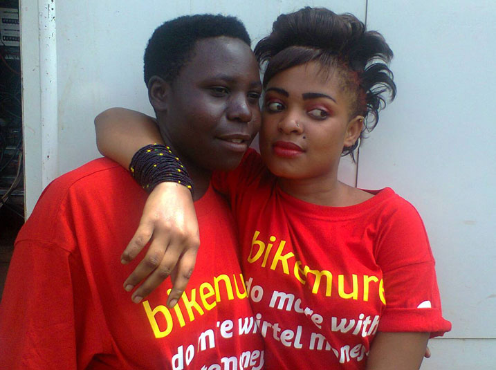 Mukarurema Vestine (wirabura) yagize ibyishimo byinshi. Aha yari kumwe n'umwe mu bakozi ba Airtel.