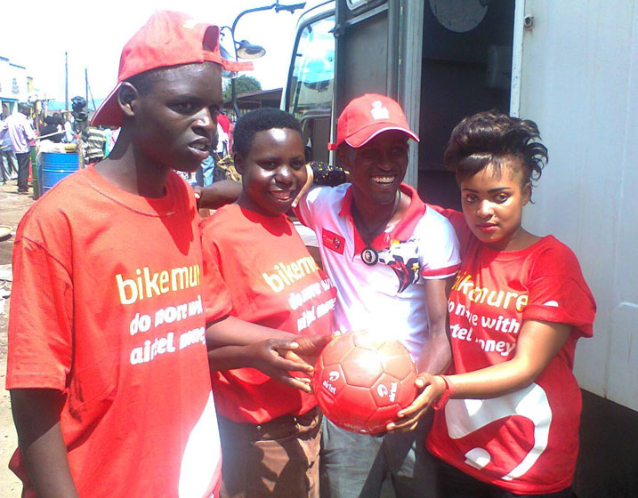 Mukarurema Vestine (wirabura hagati) na musaza we (ku ruhande ibumoso) na bamwe mu bakozi ba Airtel.