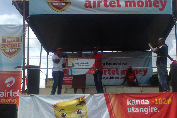 Mukarurema Vestine ashyikirizwa itike y'indege yatsindiye yo kujya muri Brezil kubera Tombola ya Airtel Money.