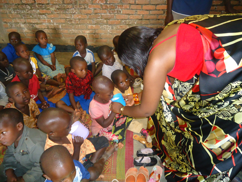 Minisitiri Mukaruriza aha amata abana bo mu murenge wa Mayange mu karere ka Bugesera