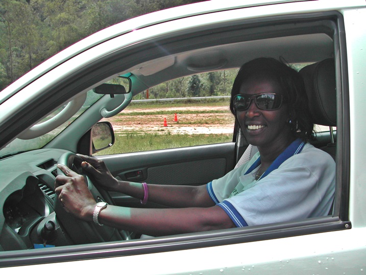 Mukarutwaza abona ko ntacyo umugore adashobora gukora.