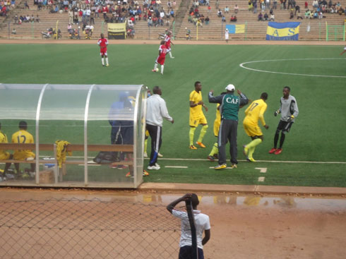 Mukura (bambaye umuhondo) yatangiye phese retour itsinda AS Muhanga.