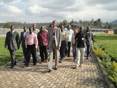 Mukwiye Gaspard, umukozi wa CNLG yereka itsinda riturutse muri MIPAREC ibice binyuranye by