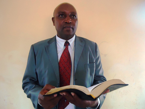 Mundanikure Simeon asanga Bibiliya yaramugiriye akamaro gakomeye mu buzima bwe kandi ku buryo atazareka guhamya Imana.