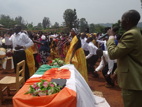 Mu ndirimbo no mu kadiho niho banyuza ubutumwa buhamagarira abantu kureka ibiyobyabwenge no kugarukira Imana.