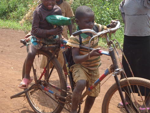 Munezero anyonga igare kurusha bamwe mu banyonzi.