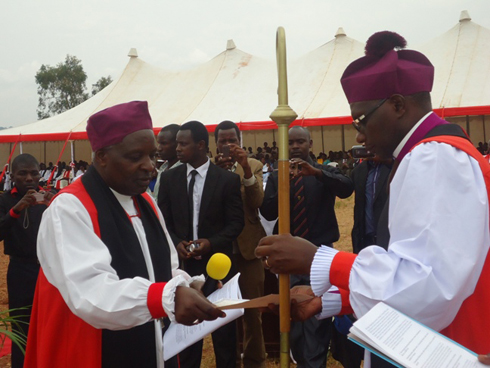 Musenyeri Ntazinda ahabwa inkoni y'ubushumba na certificat