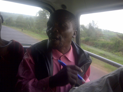 Munyandamutsa Zephaniah umuvuga butumwa arimo kubwiriza mu modoka