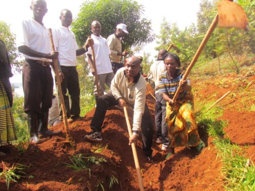 Umuganda ni kimwe mu bikorwa abatuye bitabiriye ku bwinshi.