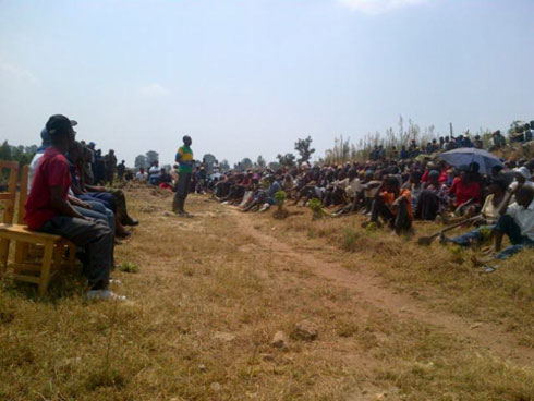 Guverineri Munyatwali aganira n'abaturage mu karere ka Kamonyi.