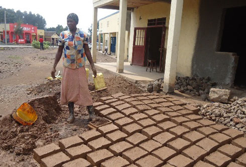 Murekatete Beatrice yahisemo kubumba amatafari ngo abone icyo atungisha abana batatu umugabo we yamutanye.