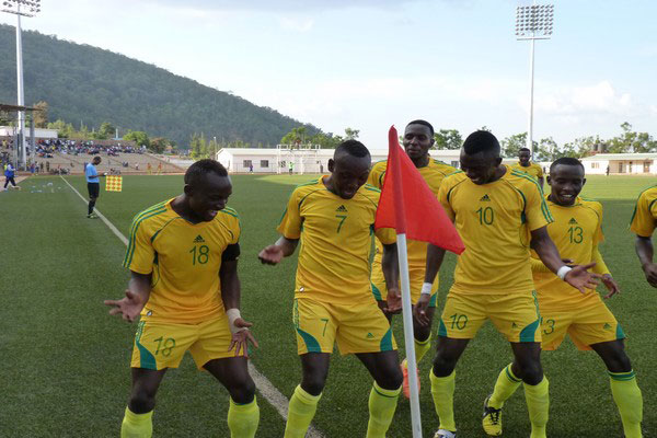 Murengezi Rodrigues wambaye numero 7 amaze gutsinda igitego yishimanye na bagenzi be.