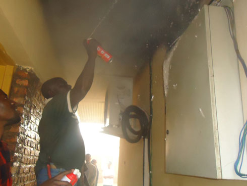 Muri 2012 igice kimwe cy'ibiro by'akarere ka Kayonza cyafashwe n'inkongi y'umuriro izimywa n'akuma kazimya umuriro ko mu modoka. Ibyuma bizimya umuriro by'akarere nta na kimwe cyakoraga.