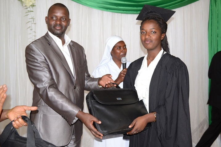 Muri ibyo birori bahembye umunyeshuri witwaye neza kurusha abandi mu bizamini bisoza amashuri yisumbuye bya 2013.