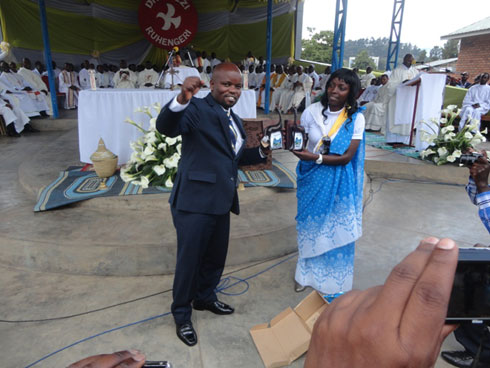 Muri uyu muhango Minisitiri Nsengimana yahawe impano y'umutako mu izina rya Guverinoma.