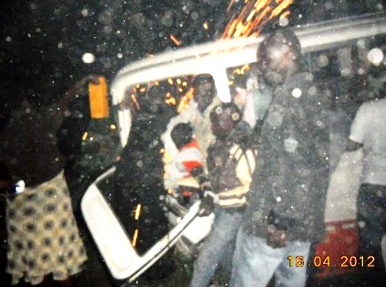 Bagombye gukoresha ponseuse kugirango bakure shoferi muri coaster